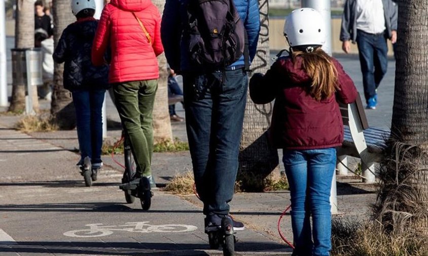 Imatge d'arxiu de gent circulant amb patinets elèctrics