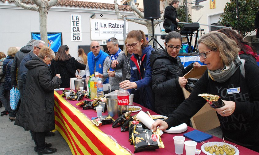 Vermut solidari de la Penya Barça i la Penya Blanc i Blava, ahir al migdia