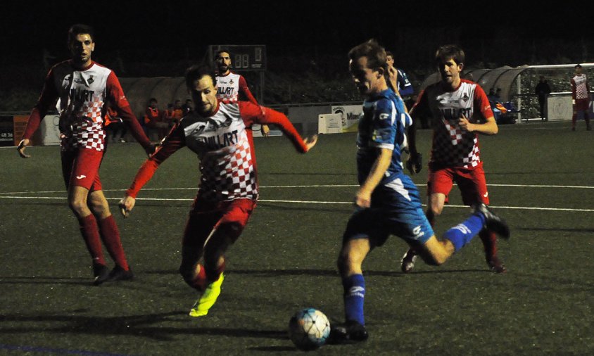 Matthew xuta la pilota envoltat de jugadors del Balaguer, aquest passat dissabte a la tarda