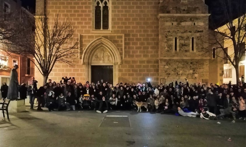 Gent reunida a la plaça de l'església de Santa Maria per celebrar el Cap d'Any