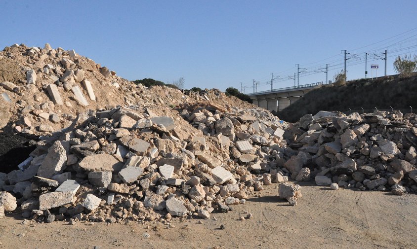 La runa provinent de l'enderroc del pont de l'antiga N-340 s'acumula a l'antiga gravera de Belianes