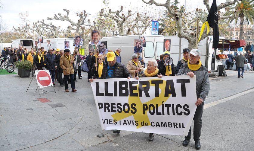 Els Avis i Àvies, ahir, en un moment de la manifestació setmanal a la cruïlla del passeig d'Albert i el carrer de l'Hospital