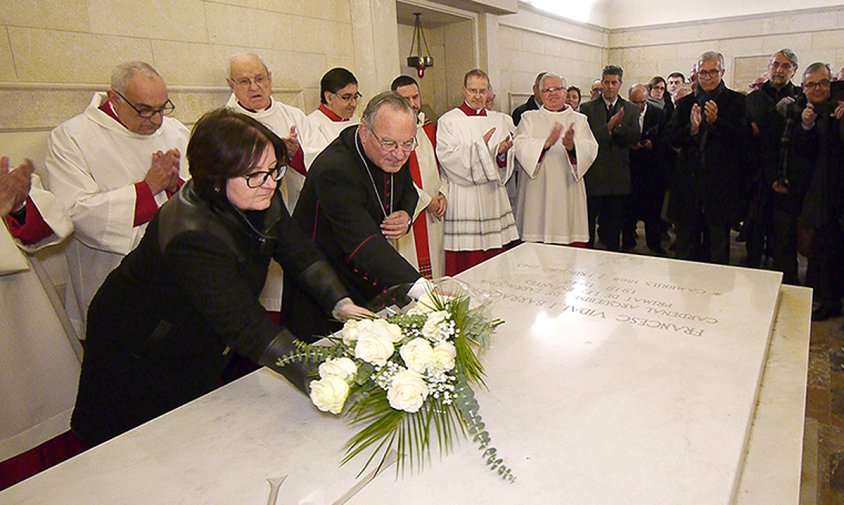 Un moment de l'ofrena floral que es va fer a la tomba del Cardenal Vidal i Barraquer, el passat dilluns