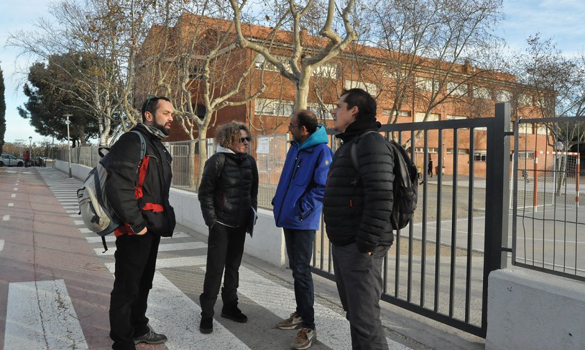 Membres de l'Assemblea de Cambrils, ahir a la tarda, davant de l'escola Marinada