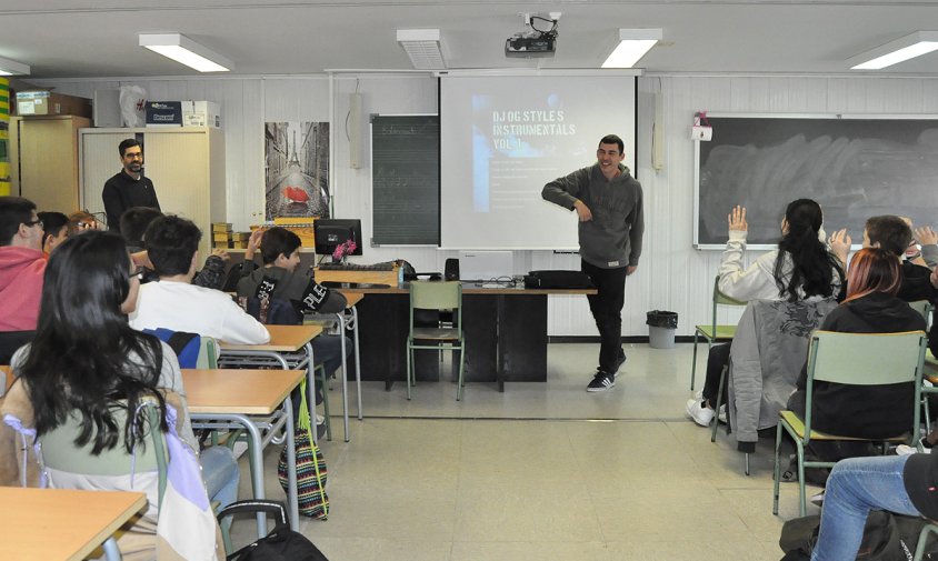 Un moment del taller de rap impartit per Joel Prieto als alumnes de l'institut Ramon Berenguer IV