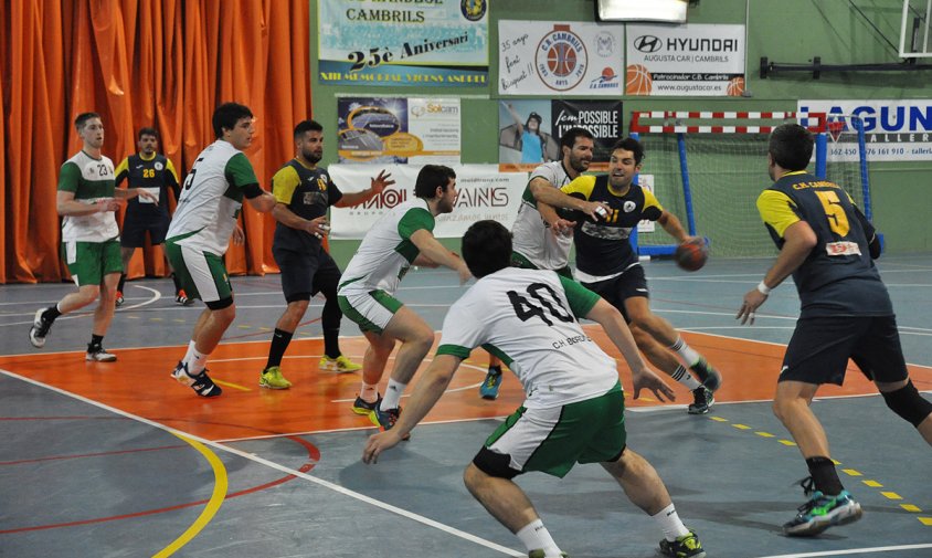 Un moment del partit entre el Cambrils i el Bordils, el passat dissabte