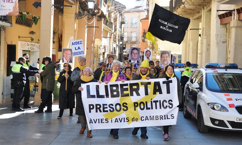 Els Avis i Àvies, ahir, a la plaça de la Vila