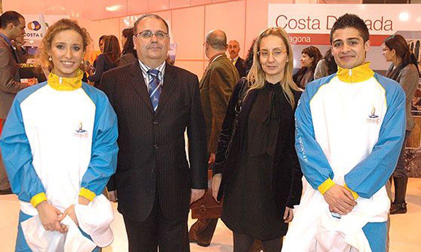 Pere Valls, vicepresident de la candidatura, acompanyat per Maria Blanco, cap de comunicació, i dos voluntaris que van promocionar la ciutat de Tarragona a Fitur