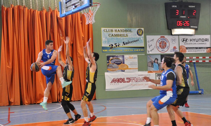 Un moment del partit entre el CB Cambrils i l'AD Torreforta, el passat diumenge al migdia