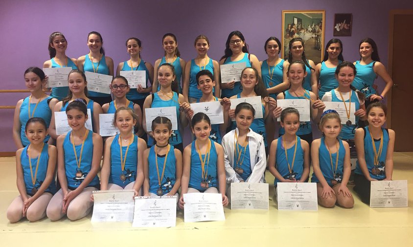 Foto de grup dels alumnes de l'Estudi Giselle participants al certamen