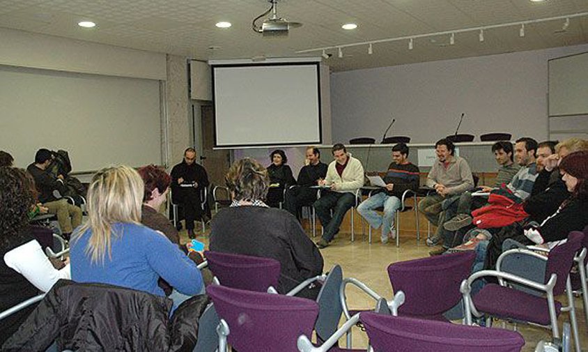 Un moment de la reunió realitzada ahir al vespre al Centre Cultural i Ocupacional