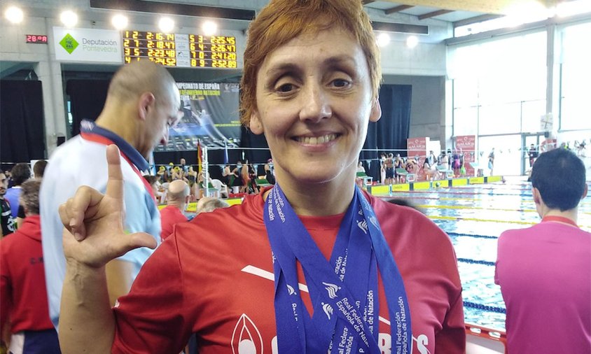 Cristina Vallespí amb les quatre medalles obtingudes al campionat d'Espanya màster