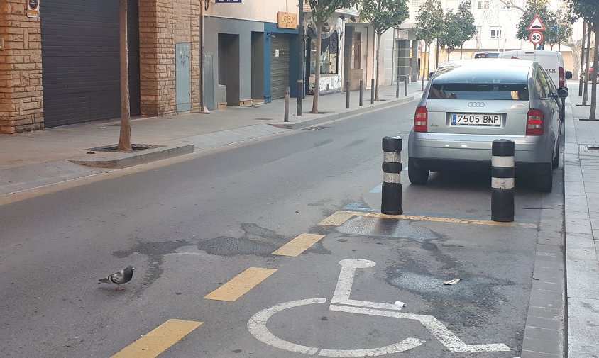 Imatge d'una plaça d'aparcament reservada situada al carrer de Jacint Verdaguer