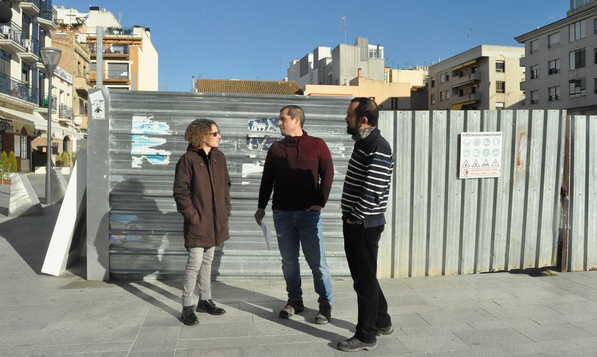 D'esquerra a dreta: Rosita Martínez, Ivan Sanz i Gorka Martín de l'AdC, ahir al matí, a la plaça del Pòsit