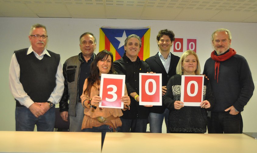 Els set candidats. D'esquerra a dreta: José Manuel Sánchez, Àngel Cabré, Núria Buira, Albert Oller, Josep M. Riba, Tere Recasens i Froilán Olesti amb el cartell dels 300 votants inscrits a Primàries que s'havia assolit aquest divendres