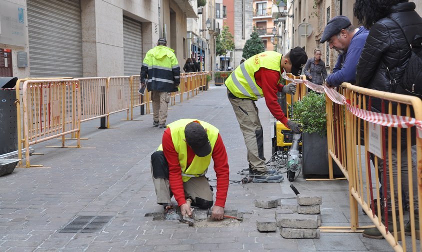 Inici de les obres de reparació del paviment del carrer de Sant Plàcid, aquest passat dimecres al matí