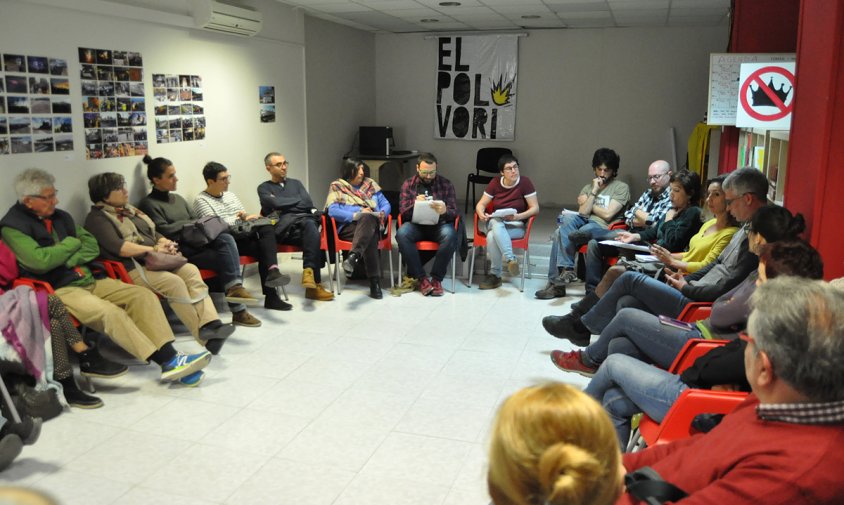 Un moment de l'assemblea oberta del Nucli de suport de la CUP al Casal Popular el Polvorí, ahir al matí