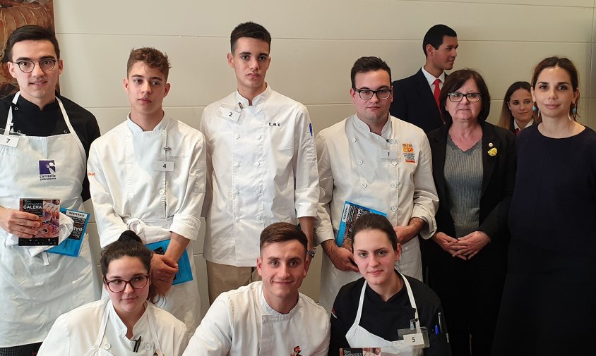 Els finalistes amb els dos guanyadors, acotxats i començant per la dreta, del concurs de les receptes amb galera