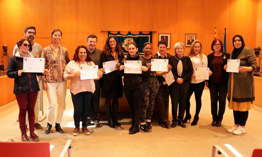 Foto de grup dels participants al curs amb el seu diploma