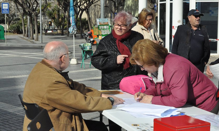 Recollida de signatures, ahir al matí, a les portes de l'Hospital Lleuger