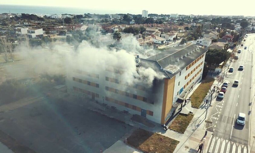 L'edifici de l'antiga reisdència Montemar amb el fum de l'incendi, ahir a la tarda