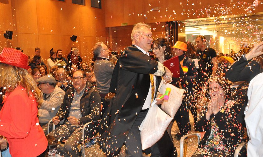 Arribada del Rei Carnestoltes i tot el seu seguici a la sala de plens del consistori