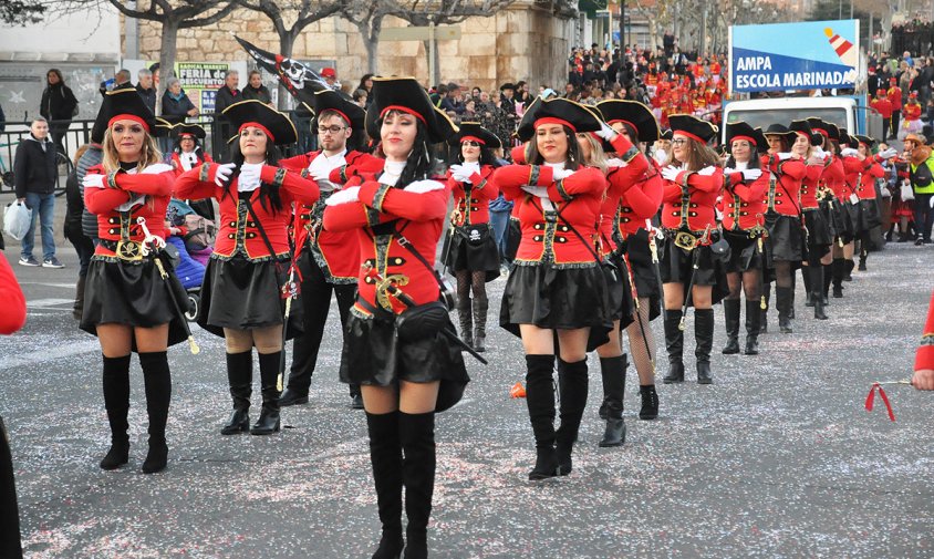 La rua de Carnaval va aplegar un nombrós públic pela carrers de Cambrils, aquest passat dissabtea la tarda