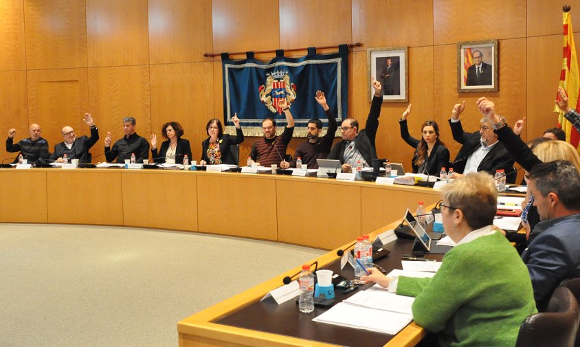 Moment de la votació del nomenament del director de Ràdio Cambrils en el ple d'aquest passat divendres