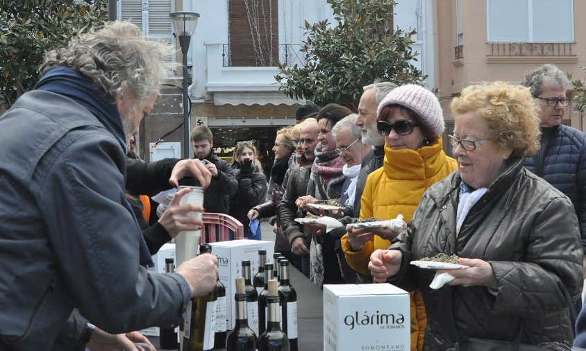 Imatge del tast de paelles encarxofades de l'any passat, a la plaça del Pòsit