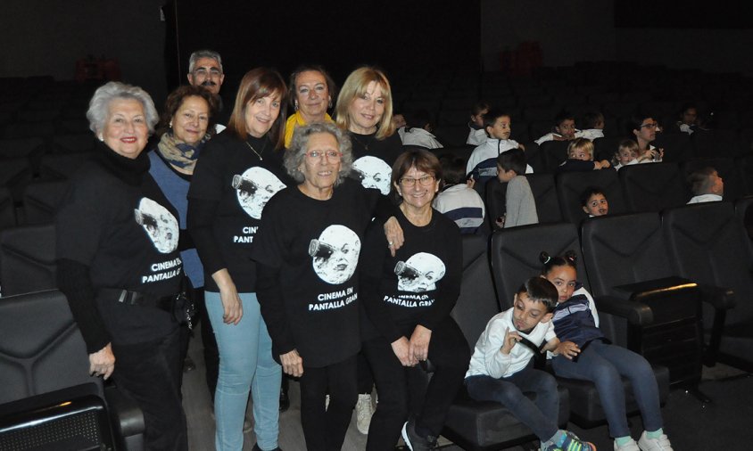 Membres de l'ACTE, ahir al matí, amb els alumnes de l'escola Cambrils a la Rambla de l'Art