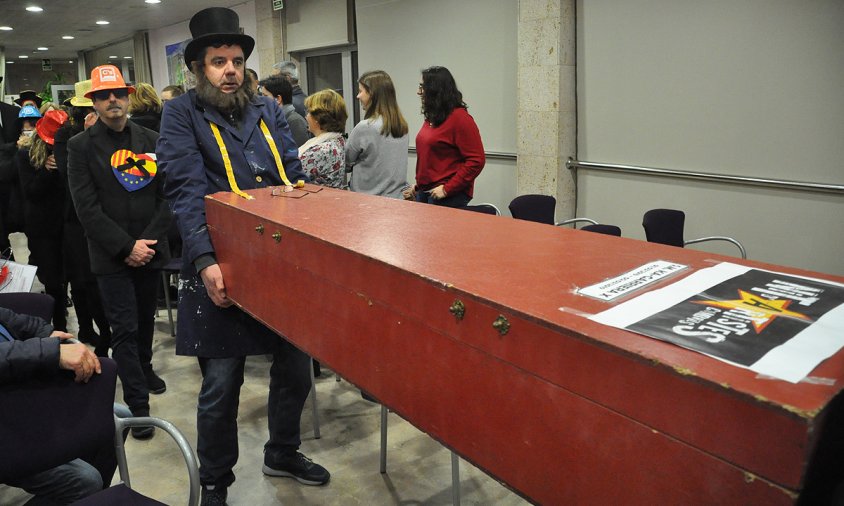 L'enterrament del rei Carnestoltes, Ka-Garrriera X, ahir al vespre al Centre Cultural, va posar el punt i final al Carnaval d'enguany