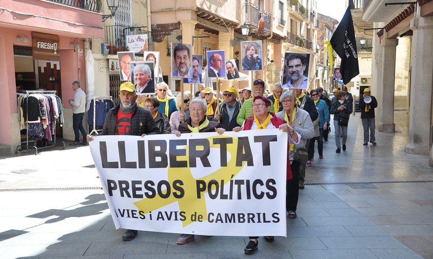 Imatge de la concentració dels Avis i Àvies de Cambrils, ahir al matí, a la plaça de la Vila