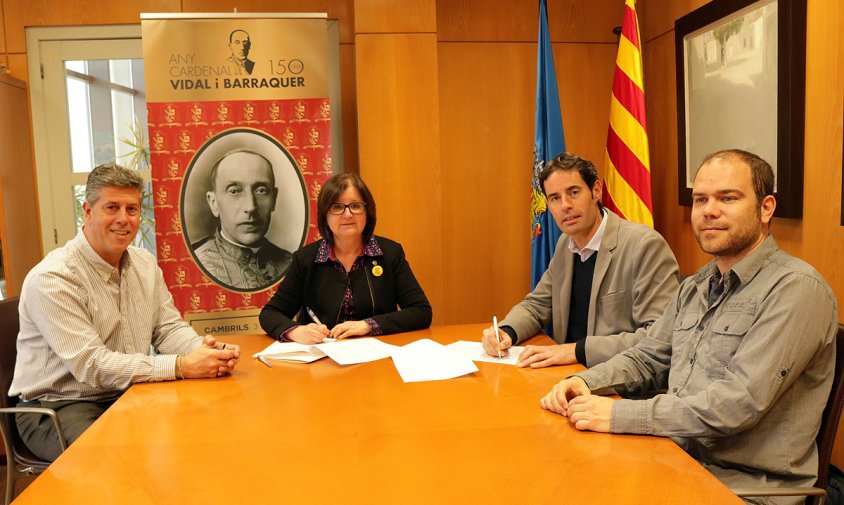 Moment de la signatura del conveni entre l'Ajuntament i Comaigua