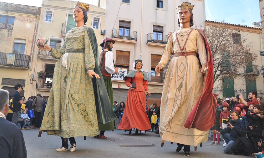 Els gegants Pere i Camí, en primer terme, durant la ballada de la diada de la Festa Major de la Puríssima, el passat 8 de desembre