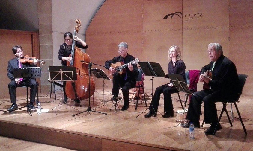 Un moment del concert del grup Trobadors de la Lluna, ahir al vespre a la Cripta