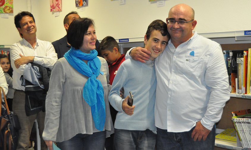 Pere Rebull amb els seus pares Irina i Lluís, ahir, a l'acte d'inauguració de la seva exposició a la Biblioteca