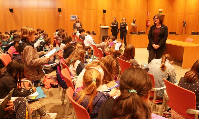 Un moment de la visita dels alumnes de quart de primària del col·legi Cardenal Vidal i Barraquer, ahir, a l'Ajuntament