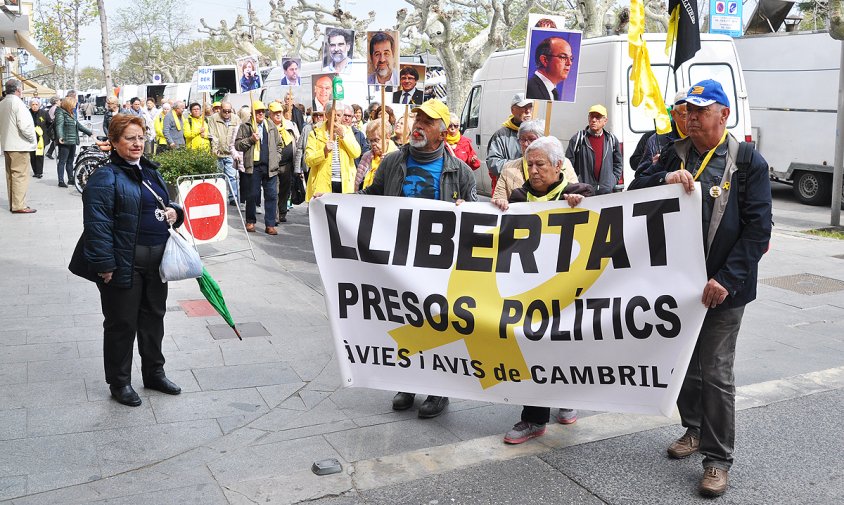 Els Avis i Àvies, ahir, en la cruïlla del passeig d'Albert amb el carrer de l'Hospital