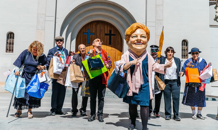 La Grossa va visitar els carrers del Port juntament amb La Teca Teatre