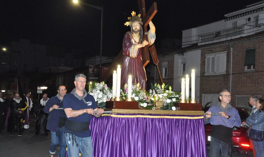 Un moment de la processó del trasllat de la imatge de Jesús Natzarè des de la parròquia de Sant Pere fins la parròquia de Santa Maria, ahir al vespre