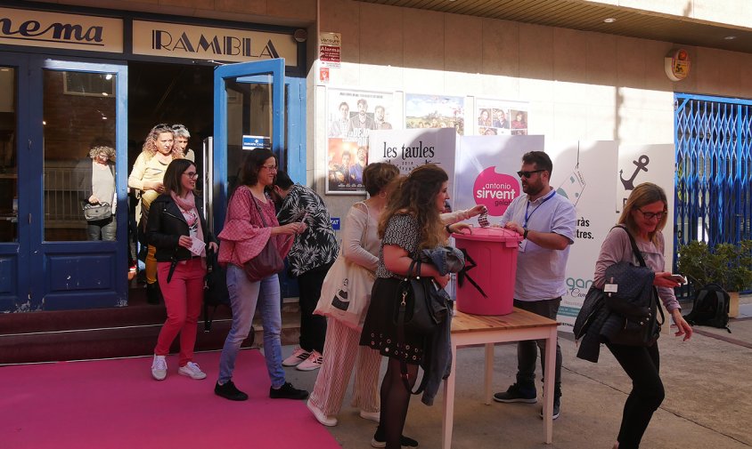 Moment de les votacions del públic a la sortida del cinema