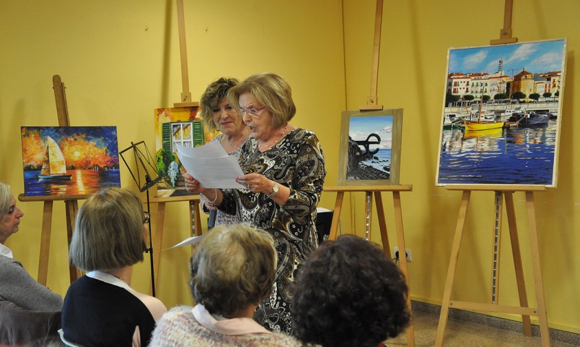 Un moment de la lectura de poemes al costat d'alguns dels quadres de l'exposició inaugurada aquest passat divendres