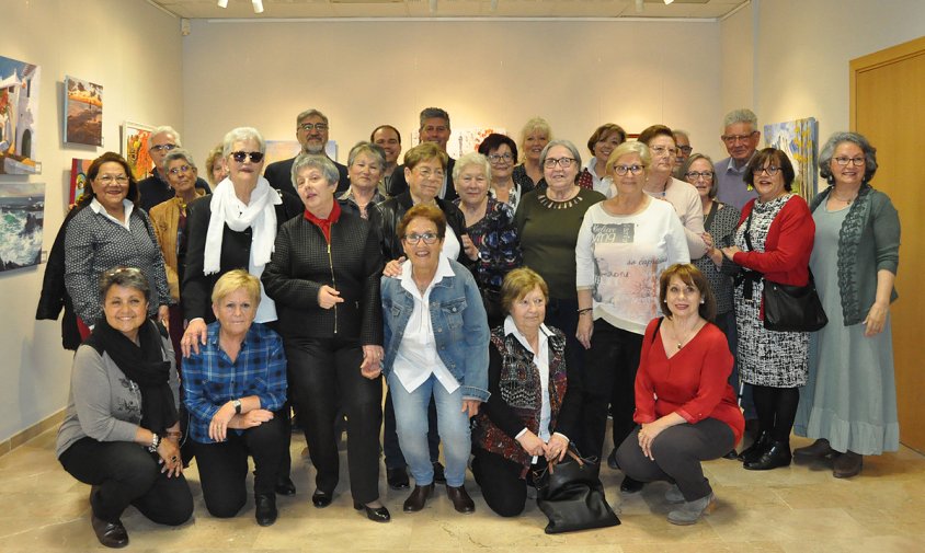 Foto de grup dels alumnes del taller de pintura i dibuix del Casal Municipal de la Gent Gran