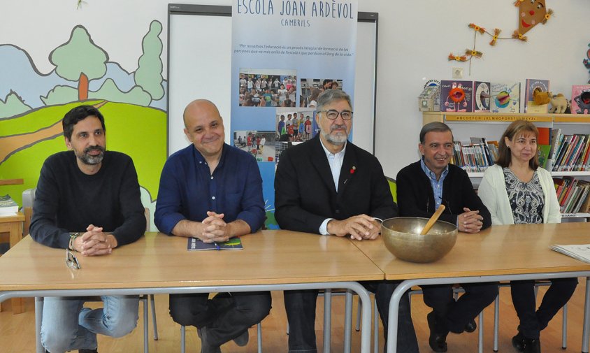 Alejandro García, Enric Masdeu, Josep M. Vallès, Ramon Leonato i Rosa Mari Dulcet, ahir, a l'escola Joan Ardèvol