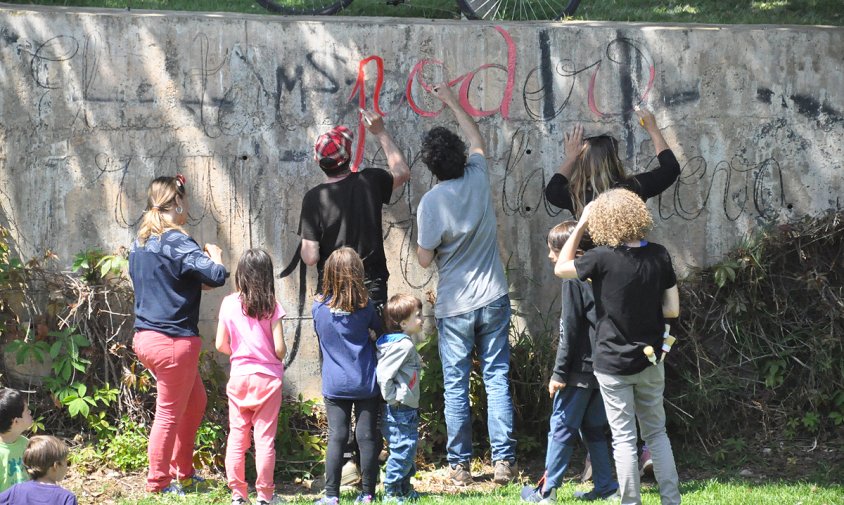 Realització del grafiti, ahir, a una de les parets de la riera d'Alforja