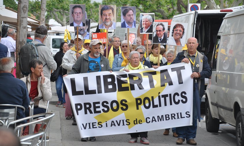 Els Avis i Àvies, ahir, al seu pas pel passeig d'Albert