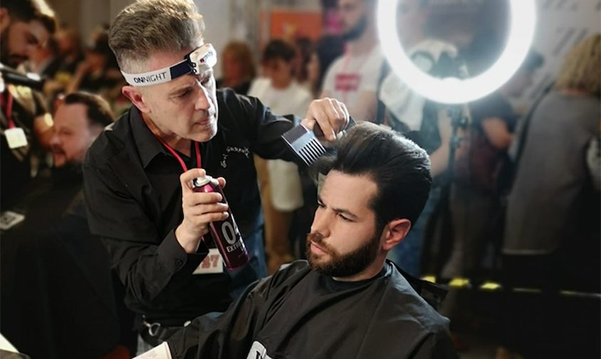 Javi Torrente i el seu model Carlos Martínez durant la competició de barberia