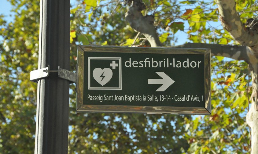 Imatge d'un cartell indicador dels punts on hi ha instal·lats desfibril·ladors al municipi