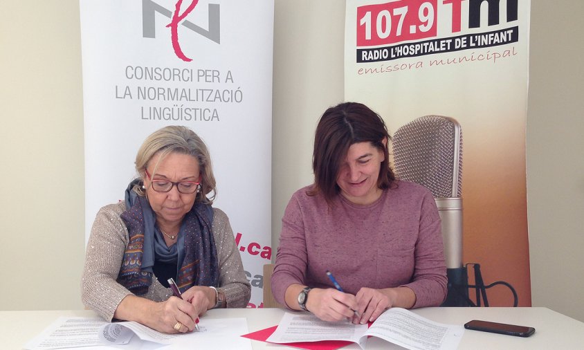 Signatura del conveni entre el Centre de Normalització Lingüística de l’Àrea de Reus i el Patronat Municipal de Mitjans de Comunicació de Vandellòs i l’Hospitalet de l’Infant