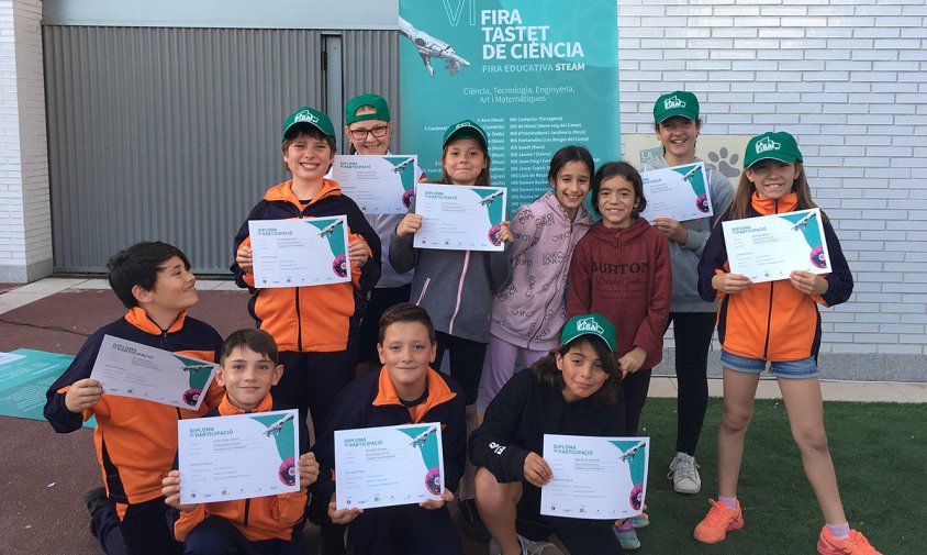 Foto de grup dels alumnes de l'escola Guillem Fortuny que van participar a la trobada científica